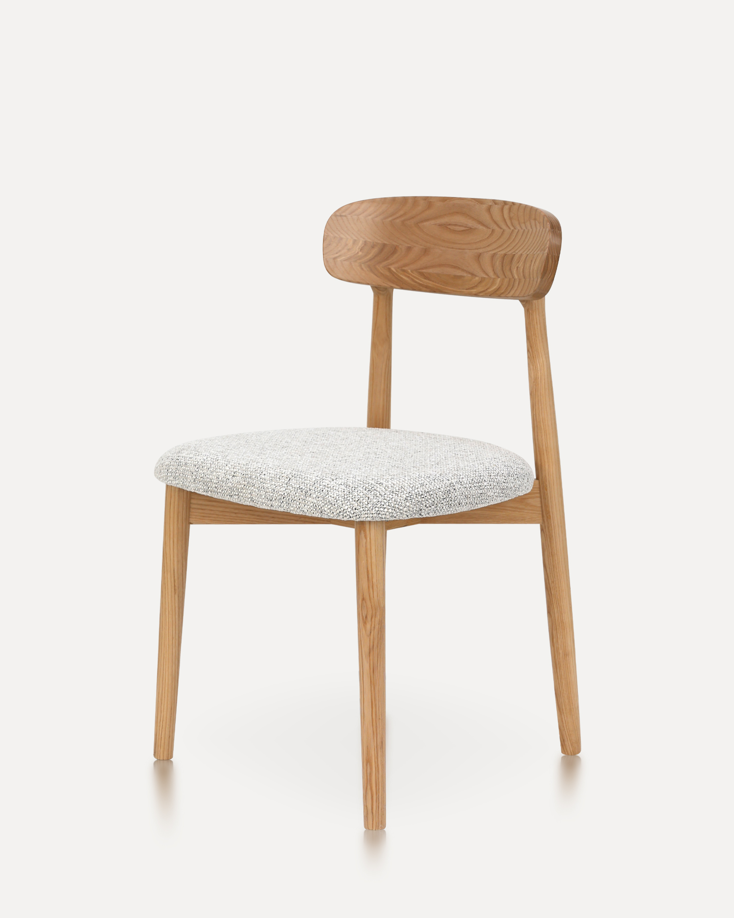 Cadeiras de madeira clássicas em tons de nogueira