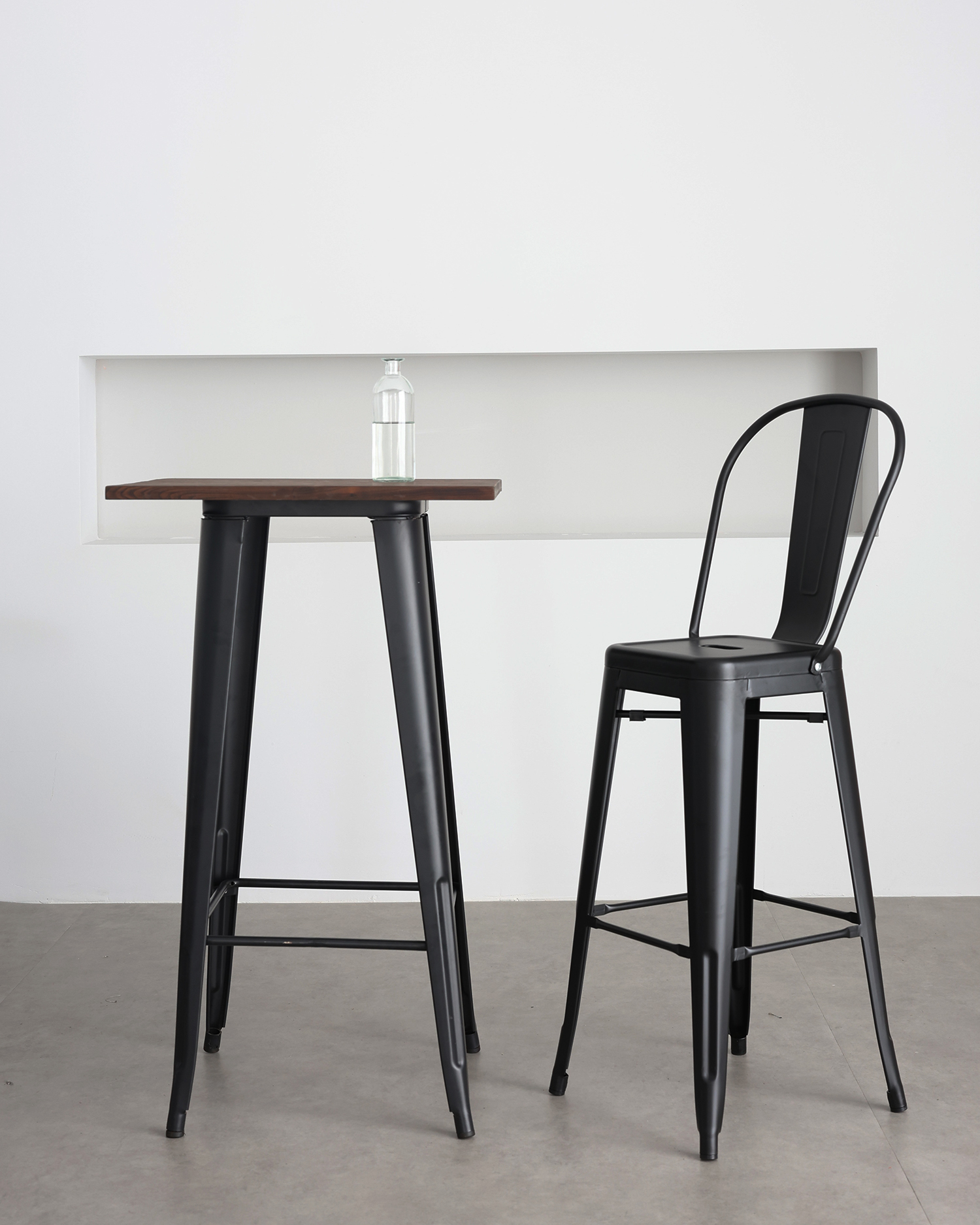 Black Metal Barstool com encosto Black Metal Barstool com encosto